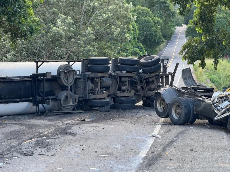 Carreta com carga de gás tomba na BR-330, mata ciclista e interdita rodovia em Ubatã