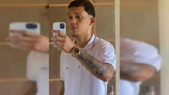 Jovem havia acabado de deixar a namorada na casa da mãe e retornava para casa quando colidiu de frente com o animal