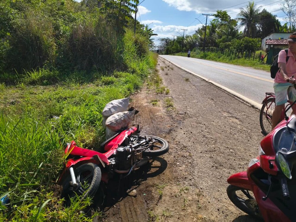 Ubatã: Acidente entre carro e moto deixa motociclista ferido na BR-330