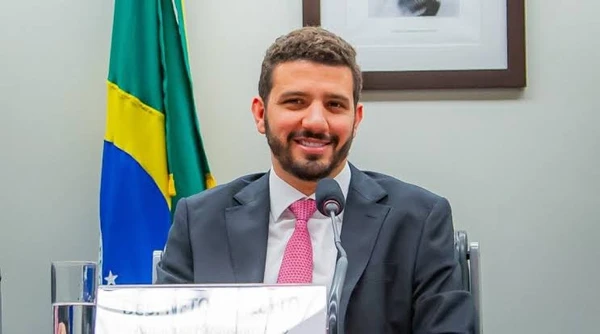 Aos 30 anos, Neto Carletto é reeleito e se torna o parlamentar mais rico da Bahia