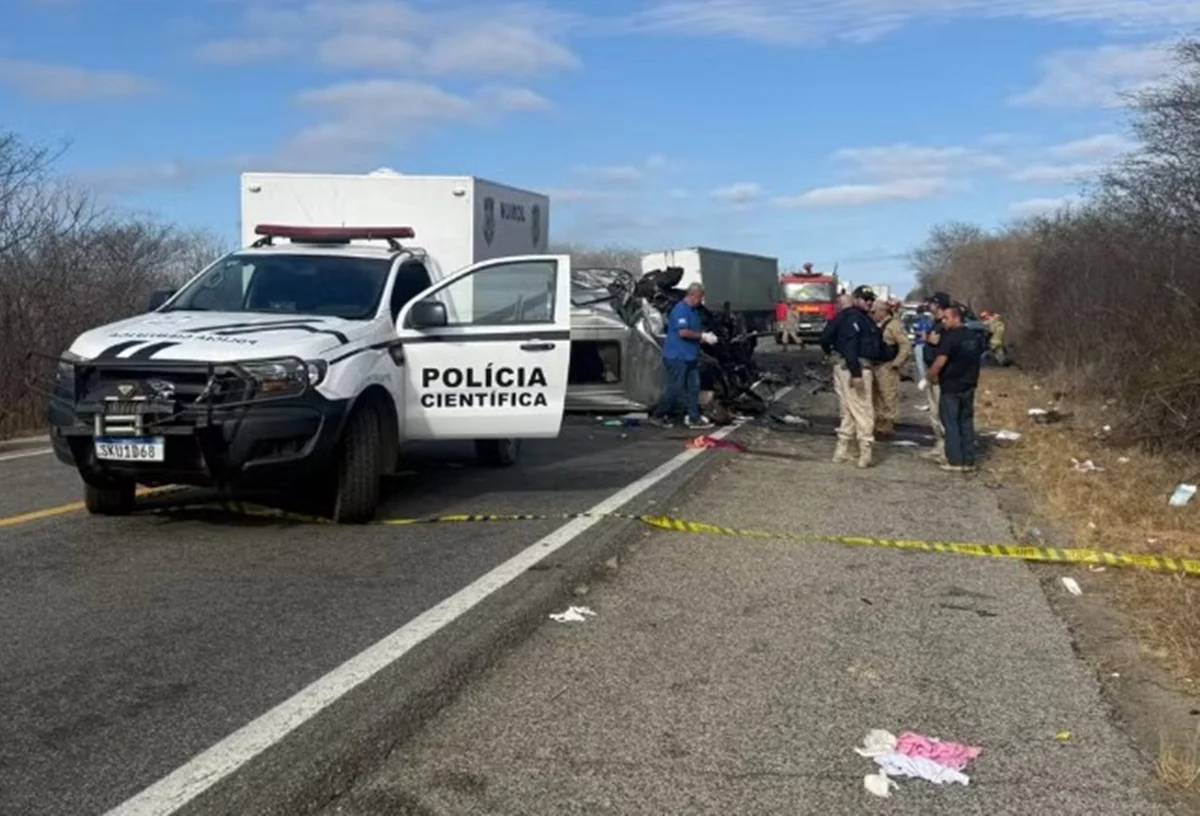TRAGÉDIA NA BR-230! Colisão frontal entre van de pacientes e caminhonete deixa 6 mortos e vários feridos na Paraíba