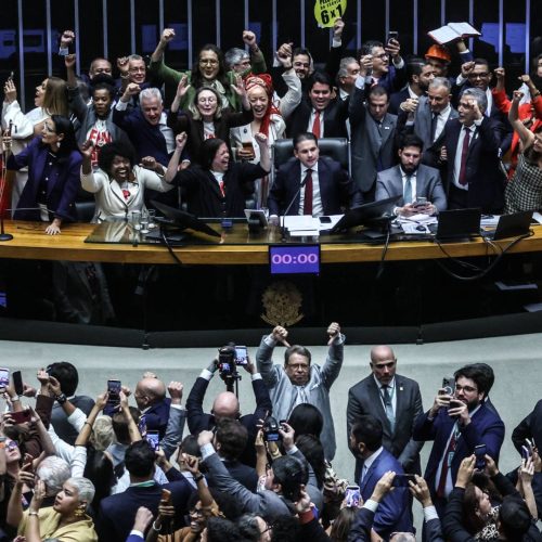 Fim da escala 6×1 pode gerar custo de R$ 40 bilhões para municípios, alerta associação