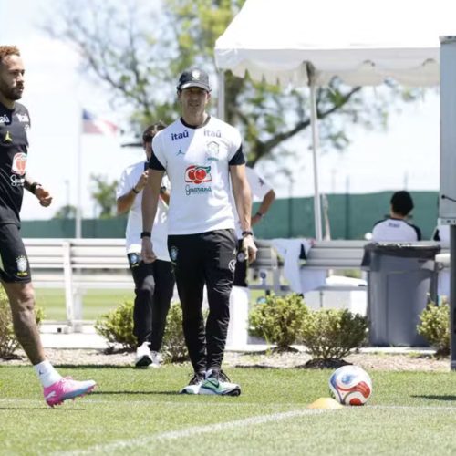 Neymar volta a treinar com a Seleção Brasileira e inicia transição para os gramados