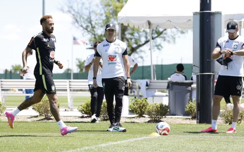 Neymar volta a treinar com a Seleção Brasileira e inicia transição para os gramados