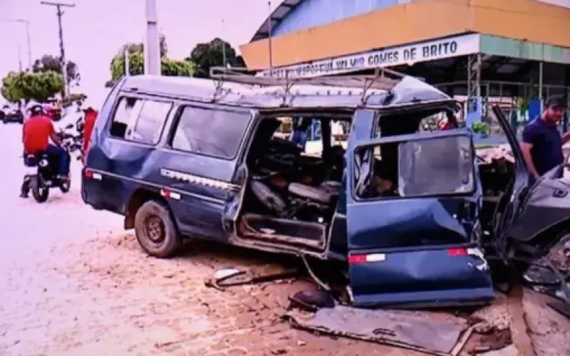Planalto: Acidente com van e carro deixa 29 feridos; 6 estão em estado grave