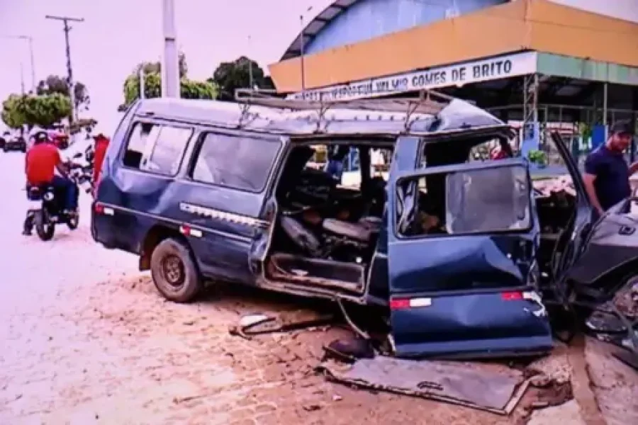Planalto: Acidente com van e carro deixa 29 feridos; 6 estão em estado grave