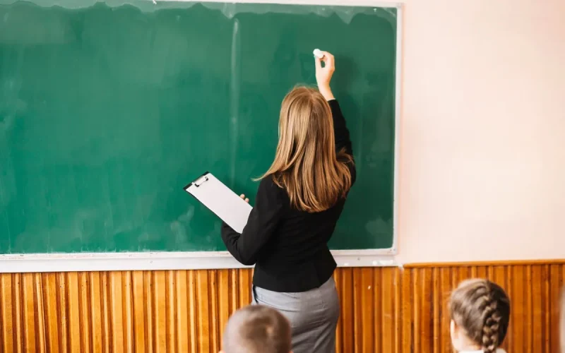 Brasil é o 4º com professores mais insatisfeitos com salário, diz OCDE