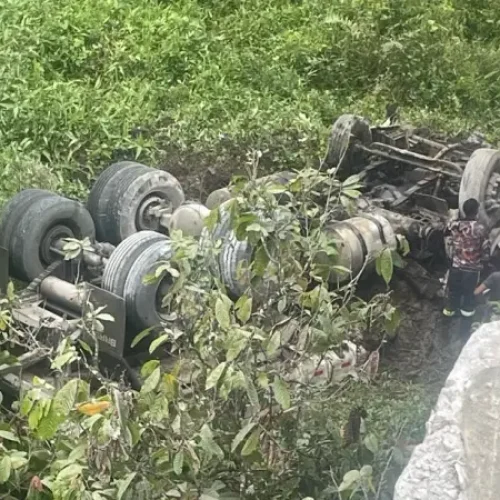 TRAGÉDIA NA BR-101: Caçamba despenca de ponte e motorista Ubatense fica preso nas ferragens em Ibirapitanga