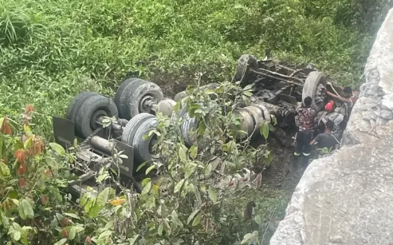 TRAGÉDIA NA BR-101: Caçamba despenca de ponte e motorista Ubatense fica preso nas ferragens em Ibirapitanga