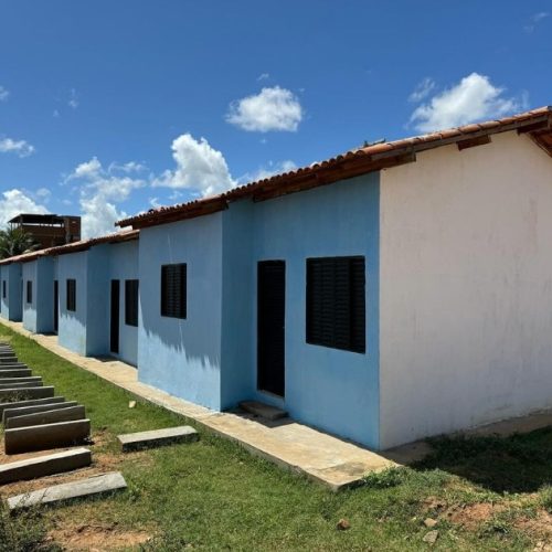 Moradores ocupam casas populares em Ubatã e cobram transparência na entrega das unidades