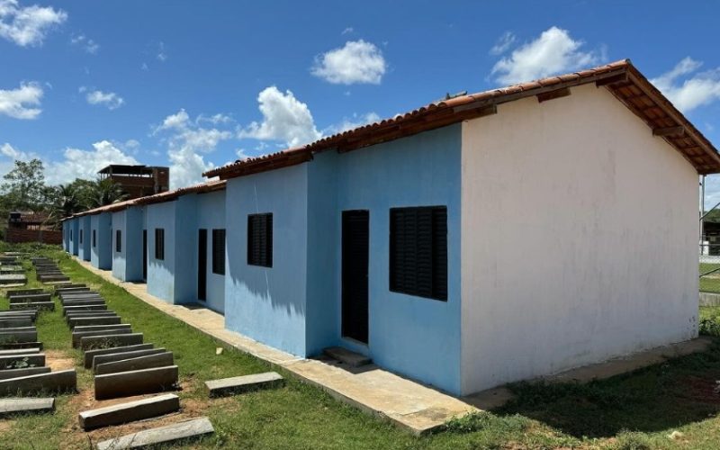 Moradores ocupam casas populares em Ubatã e cobram transparência na entrega das unidades