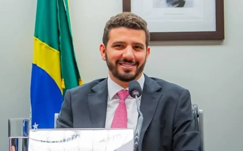 Aos 30 anos, Neto Carletto é reeleito e se torna o parlamentar mais rico da Bahia
