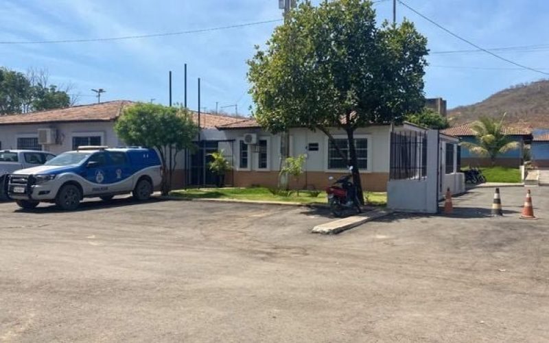 Homem é preso após instalar rastreador no carro da ex e mandar criminosos furtarem o veículo