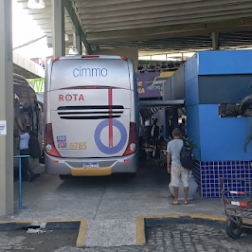 Ônibus desgovernado invade área de embarque e deixa ferido na rodoviária de Itabuna