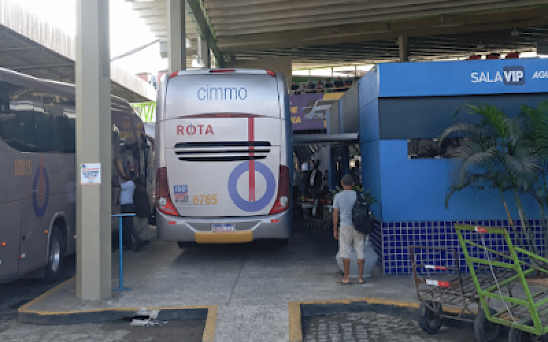 Ônibus desgovernado invade área de embarque e deixa ferido na rodoviária de Itabuna