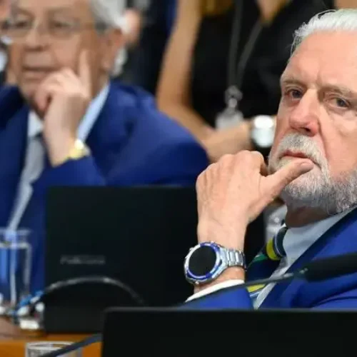 PF encontra mais de R$ 250 mil em espécie em endereço ligado ao senador Jaques Wagner durante operação