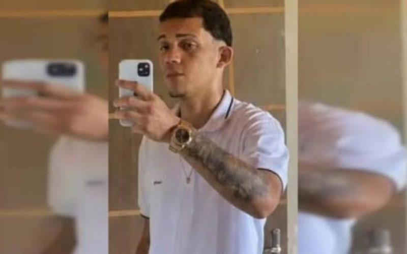 Jovem havia acabado de deixar a namorada na casa da mãe e retornava para casa quando colidiu de frente com o animal