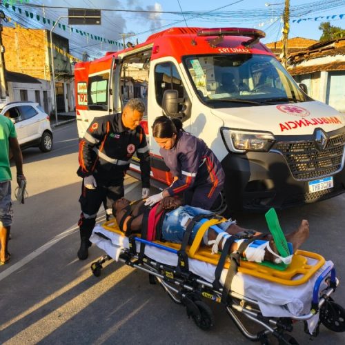 Motociclista fica ferido após colisão com Saveiro na Praça João Dudu, em Ubatã