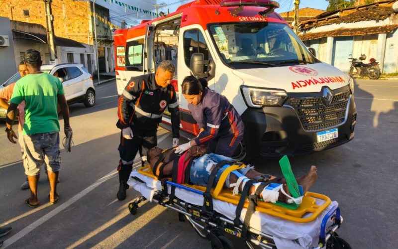 Motociclista fica ferido após colisão com Saveiro na Praça João Dudu, em Ubatã