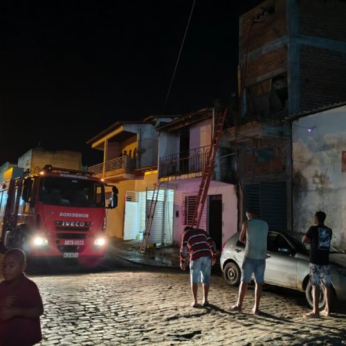 Incêndio atinge residência na rua Dom Eduardo em Ubatã