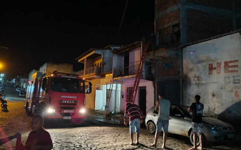 Incêndio atinge residência na rua Dom Eduardo em Ubatã