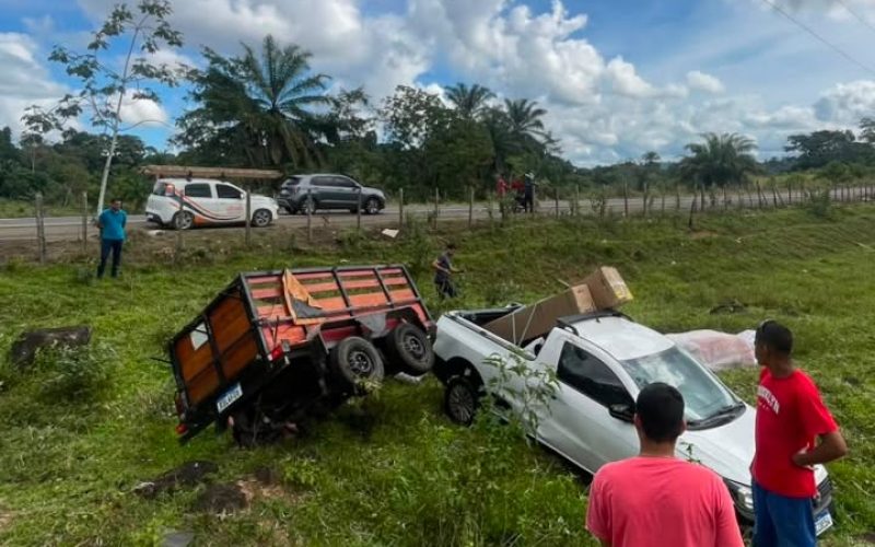 Motorista de Ubatã perde controle de Saveiro e sai da pista na BR-330; condutor escapa sem ferimentos