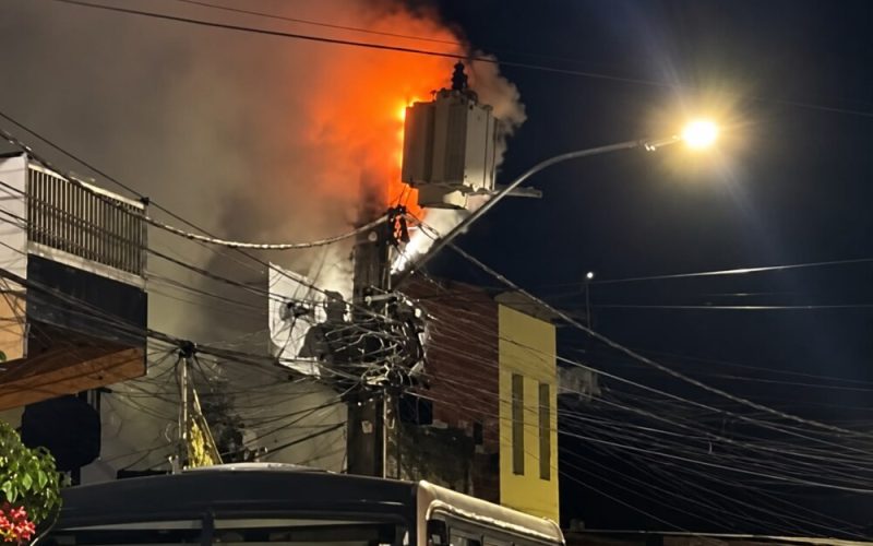 Sem luz! Vazamento de óleo causa incêndio em transformador na Landulfo Alves e mobiliza Coelba