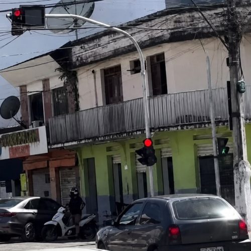 Motoristas desafiam semáforo e colocam vidas em risco no centro de Ubatã