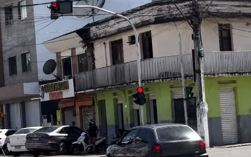 Motoristas desafiam semáforo e colocam vidas em risco no centro de Ubatã
