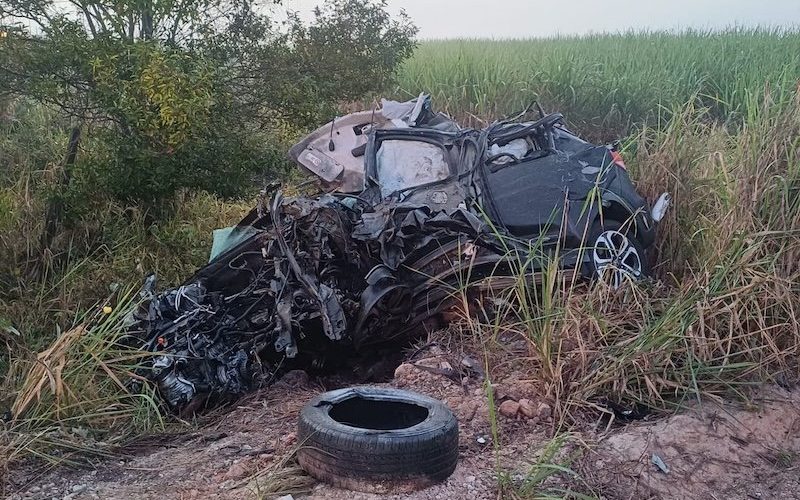 Quatro pessoas morrem após batida entre dois carros no extremo sul da Bahia