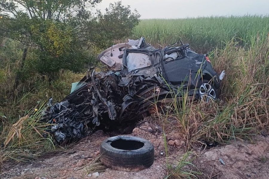 Quatro pessoas morrem após batida entre dois carros no extremo sul da Bahia
