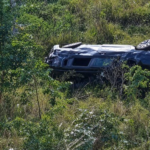 Três pessoas ficam feridas após carro sair da pista, descer ribanceira de 100 metros e capotar