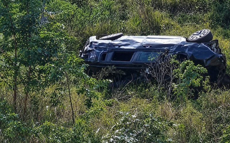 Três pessoas ficam feridas após carro sair da pista, descer ribanceira de 100 metros e capotar