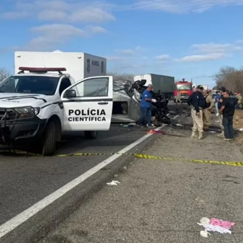 TRAGÉDIA NA BR-230! Colisão frontal entre van de pacientes e caminhonete deixa 6 mortos e vários feridos na Paraíba