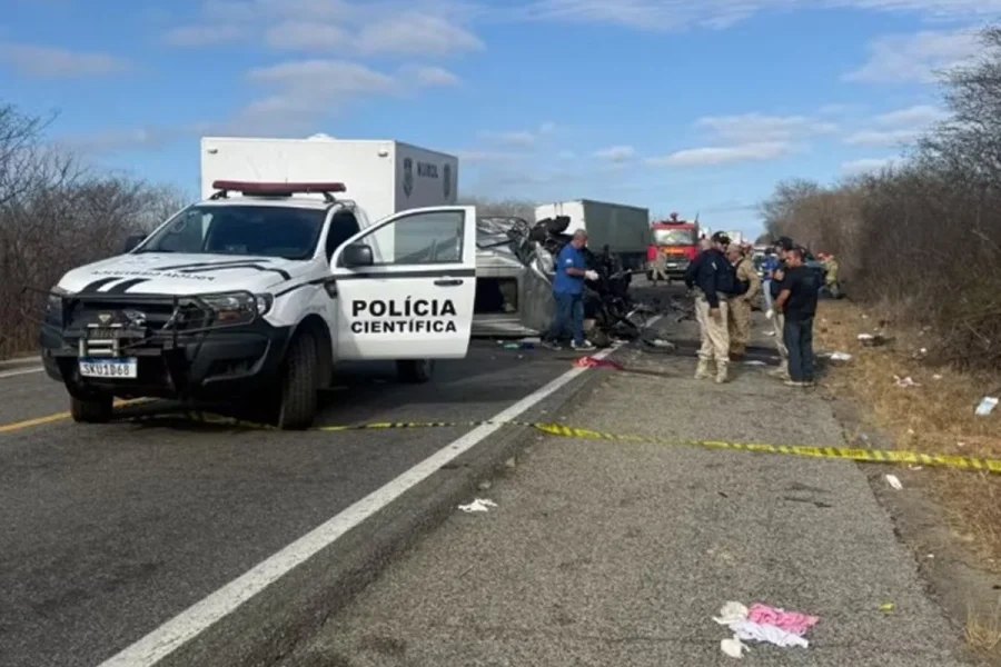 TRAGÉDIA NA BR-230! Colisão frontal entre van de pacientes e caminhonete deixa 6 mortos e vários feridos na Paraíba