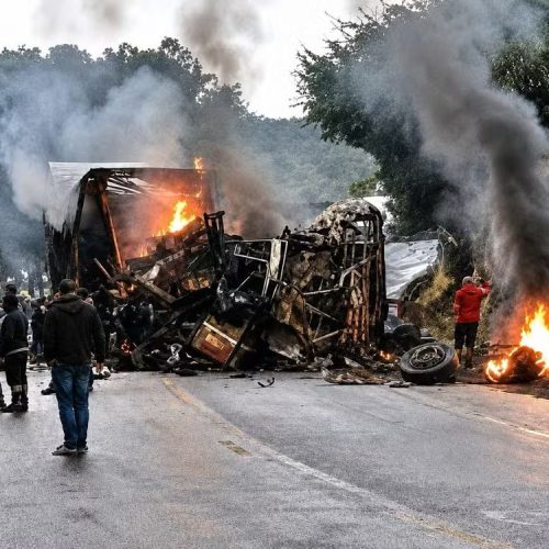 Colisão entre ônibus e carreta deixa 8 mortos em Minas Gerais