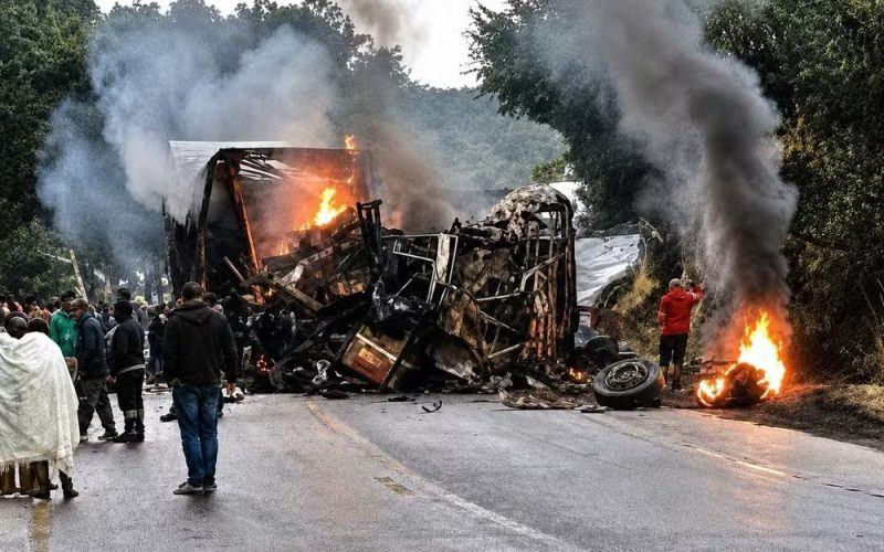 Colisão entre ônibus e carreta deixa 8 mortos em Minas Gerais
