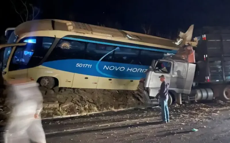 Mãe e filho morrem em grave acidente entre ônibus e carreta na BR-135, em Minas Gerais