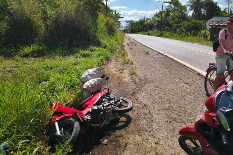 Ubatã: Acidente entre carro e moto deixa motociclista ferido na BR-330