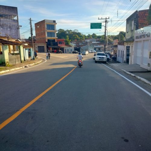 UBATÃ: Após um ano e meio de atraso, Prefeitura inicia pintura da sinalização horizontal da Avenida Marinalva