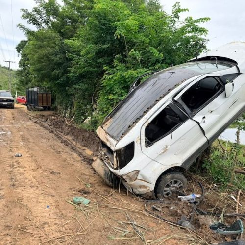 Ipiaú: Carro com grupo armado capota na BR-330 e é interceptado pela polícia; ao menos quatro homens ficam feridos