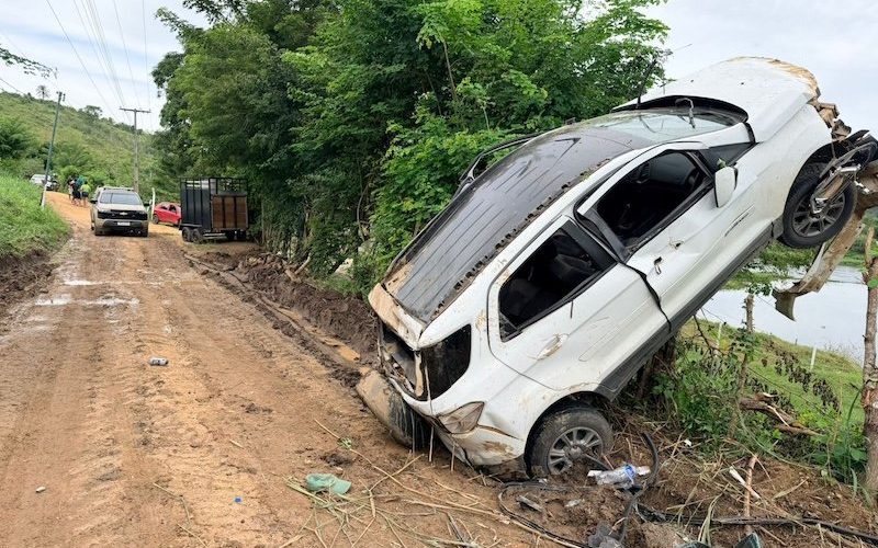 Ipiaú: Carro com grupo armado capota na BR-330 e é interceptado pela polícia; ao menos quatro homens ficam feridos