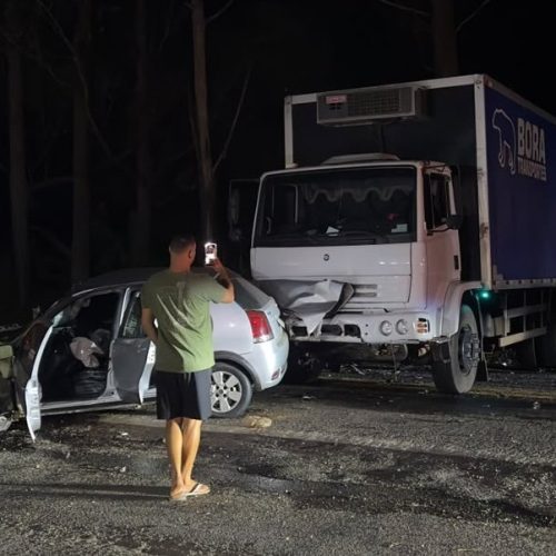 Colisão entre carro e caminhão deixa dois jovens feridos na BR-330, próximo ao trevo de Itagi