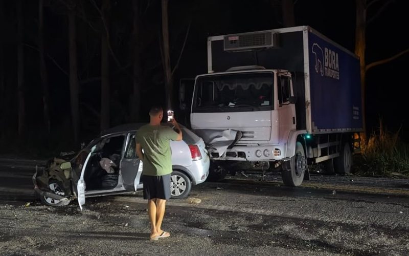 Colisão entre carro e caminhão deixa dois jovens feridos na BR-330, próximo ao trevo de Itagi