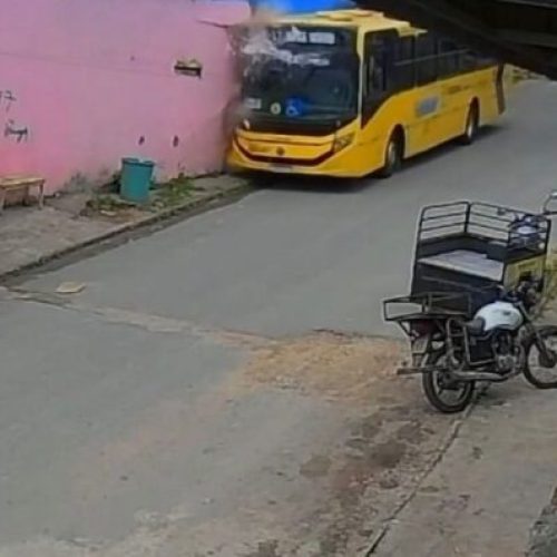 Ônibus atinge residência em Itabuna após motorista passar mal