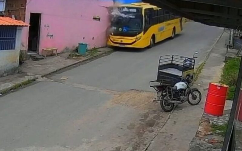Ônibus atinge residência em Itabuna após motorista passar mal