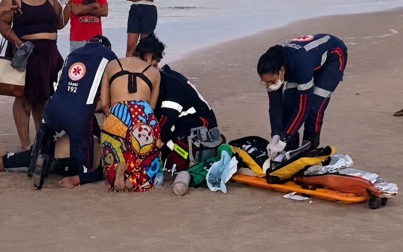 Pai morre ao tentar salvar filho de afogamento em praia de Ilhéus