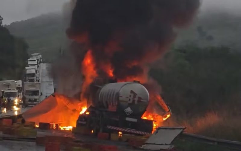 Pista interditada Carreta pega fogo após bater em outro veículo na BR-116, em Jequié