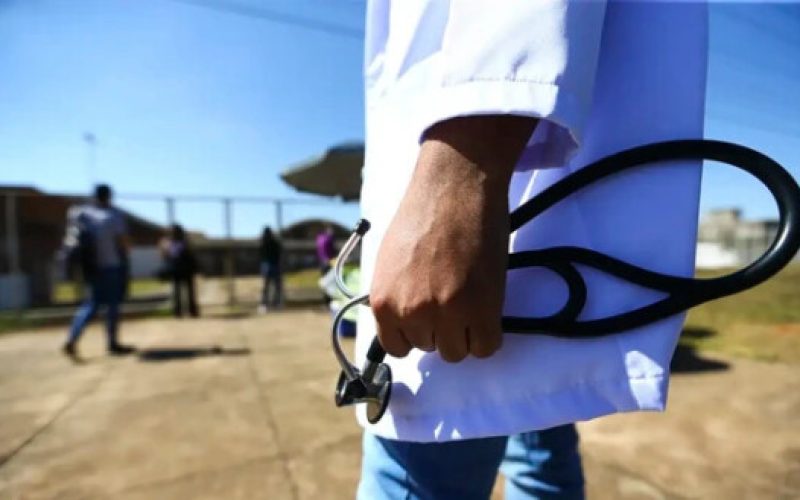 Médicos sem salário e com medo de represálias: sindicato denuncia crise em hospitais da Bahia