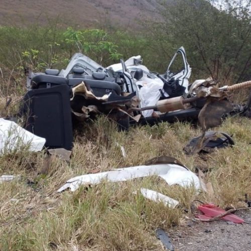 Duas mulheres morrem após colisão entre carro e caminhão na BR-116, entre Jequié e Manoel Vitorino